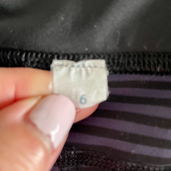 Rare Lululemon black/purple stripe leggings with trim on calf. Size 6 Mint Cond - Picture 7 of 11